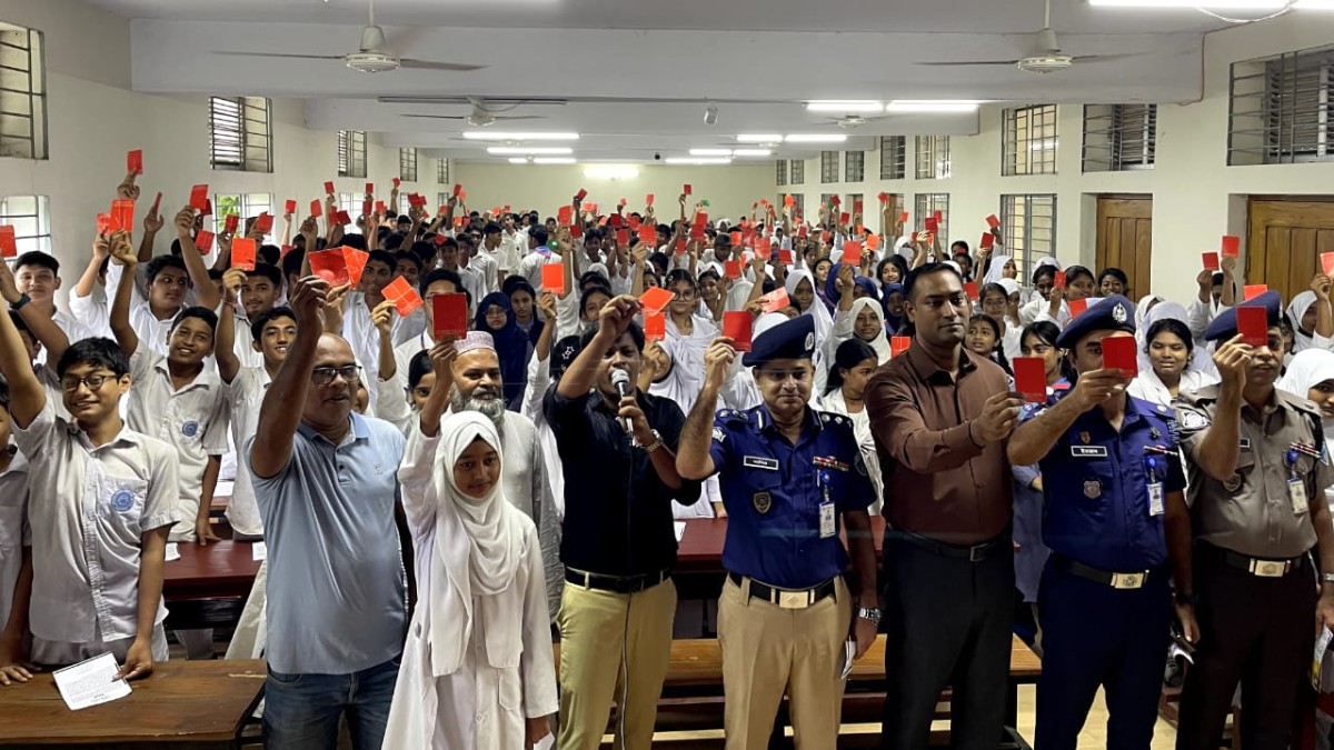 নোয়াখালীতে মাদক ও কিশোর অপরাধকে লাল কার্ড দেখিয়ে শিক্ষার্থীদের শপথ