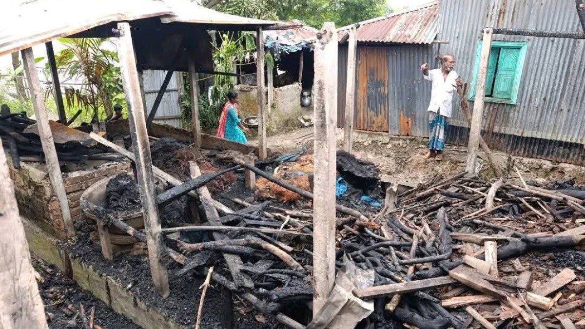 কালিয়াকৈরে ঘড়-বাড়ি আগুনে পুড়ে দুই পরিবার নিঃস্ব। 
