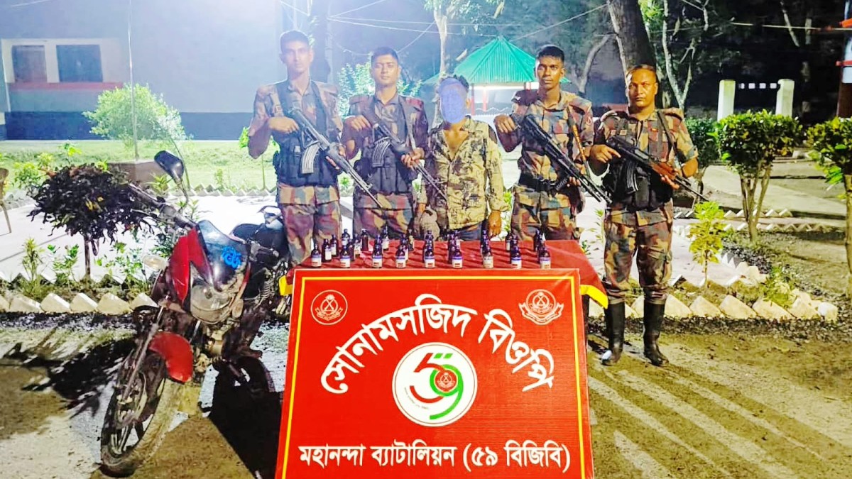 শিবগঞ্জ সীমান্তে ১২৬ বোতল নেশাজাতীয় সিরাপ জব্দ, আটক ১