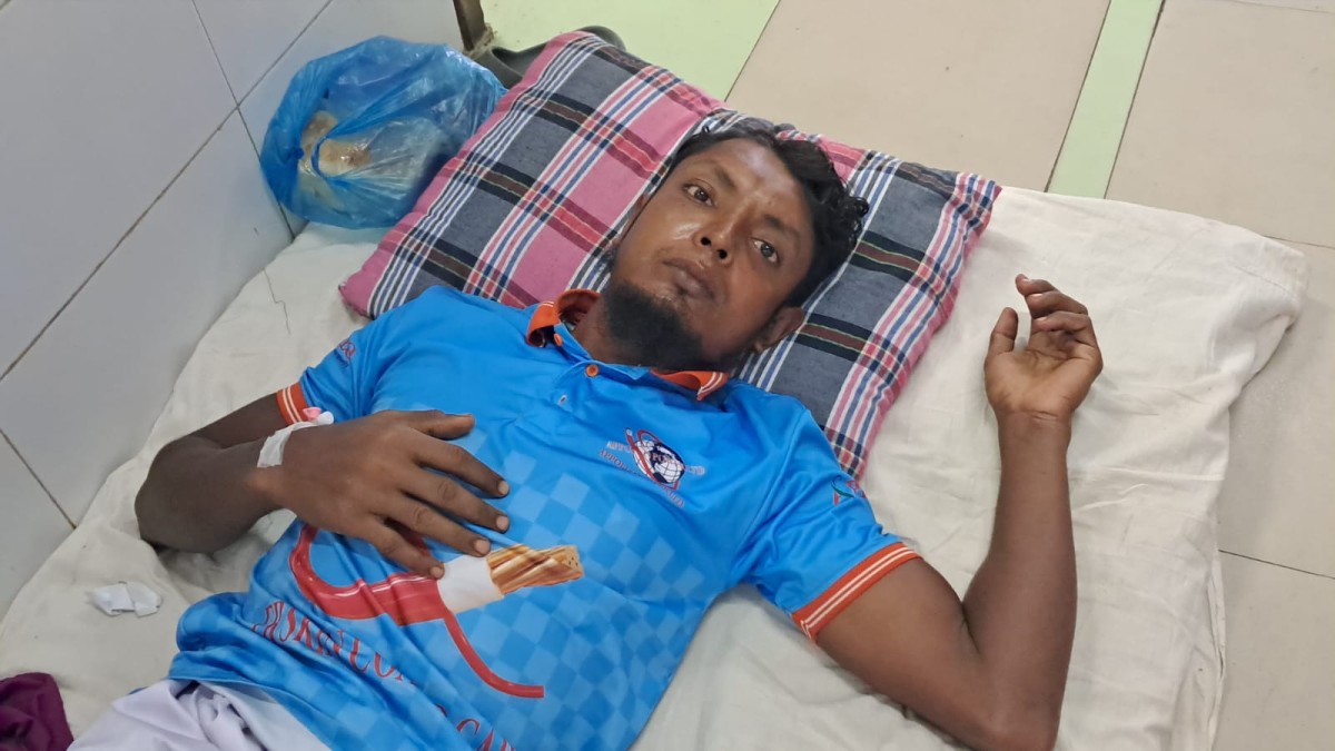 বাগেরহাট  মোড়েলগঞ্জে সালিশ  বৈঠক চলাকালে আপন ভাই ও দুই ভাতিজাকে কুপিয়ে জখমের অভিযোগ।