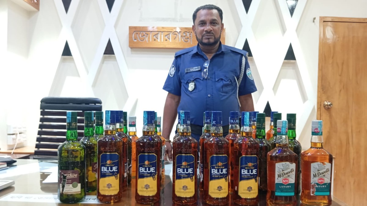 জোরারগঞ্জে পুলিশের অভিযানে ৩০ বোতল বিদেশি মদ উদ্ধার, মাদক ব্যবসায়ী পলাতক