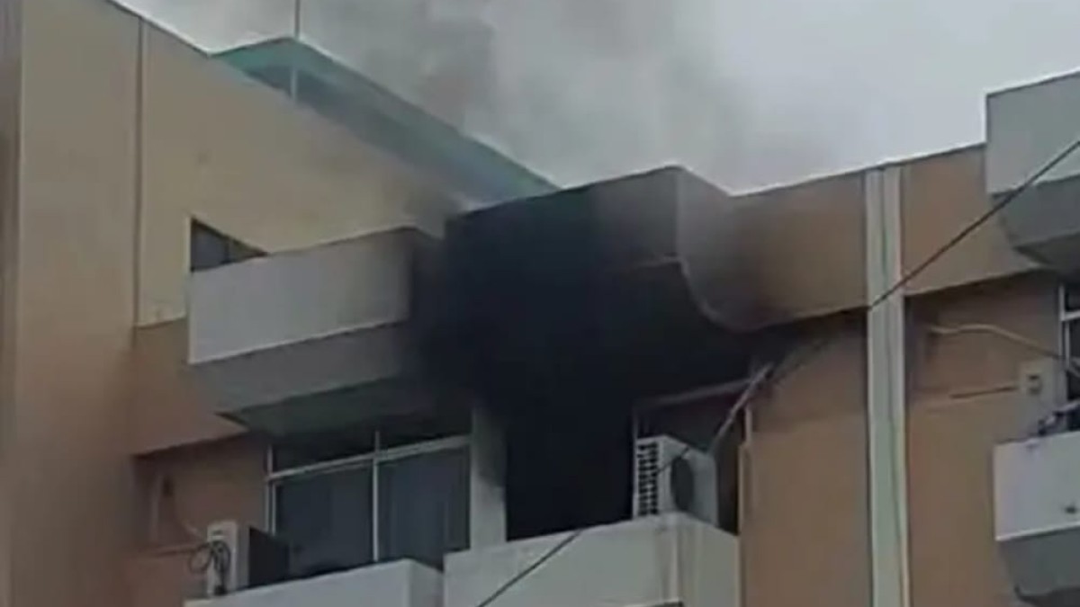 খুলনার হোটেল টাইগার গার্ডেনে অগ্নিকাণ্ড, ফায়ার সার্ভিসের তৎপরতায় বড় ক্ষতি থেকে রক্ষা