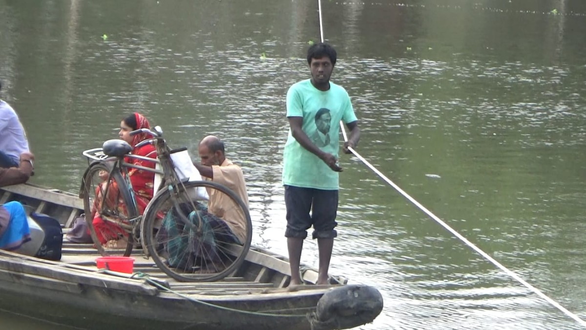 প্রতিবন্ধীর  জনির রশি টেনে নৌকা পার করা  উপার্জন দিয়ে চালাতে হচ্ছে ৬ সদস্যের সংসার।