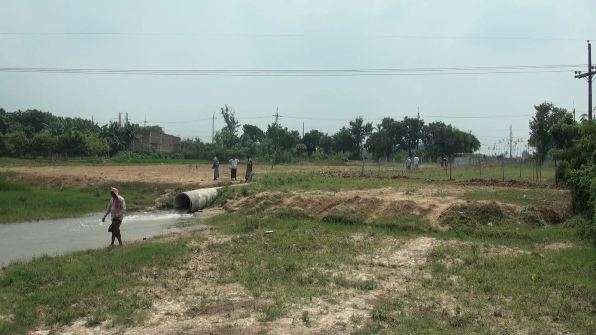 কৃষকদের সুবিধায় ব্যক্তিগত উদ্যোগে পানি নিষ্কাশনের ড্রেন নির্মাণ, নির্বিঘ্নে খালে যাচ্ছে ৫টি মাঠের অতিরিক্ত পানি 