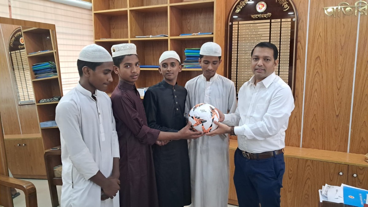 মাদ্রাসা ছাত্রদের হাতে ফুটবল তুলে দিলেন বাগেরহাটের এডিসি