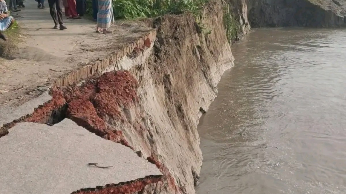 দশমিনায় তেঁতুলিয়া নদীর তীব্র ভাঙ্গনে বিলিনের পথে  বেড়িবাঁধ ও সড়ক।  আতঙ্কে স্থানীয়রা।