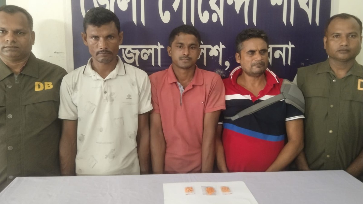 পাবনায় ১৫০ পিস ইয়াবাসহ তিন মাদক কারবারি গ্রেফতার