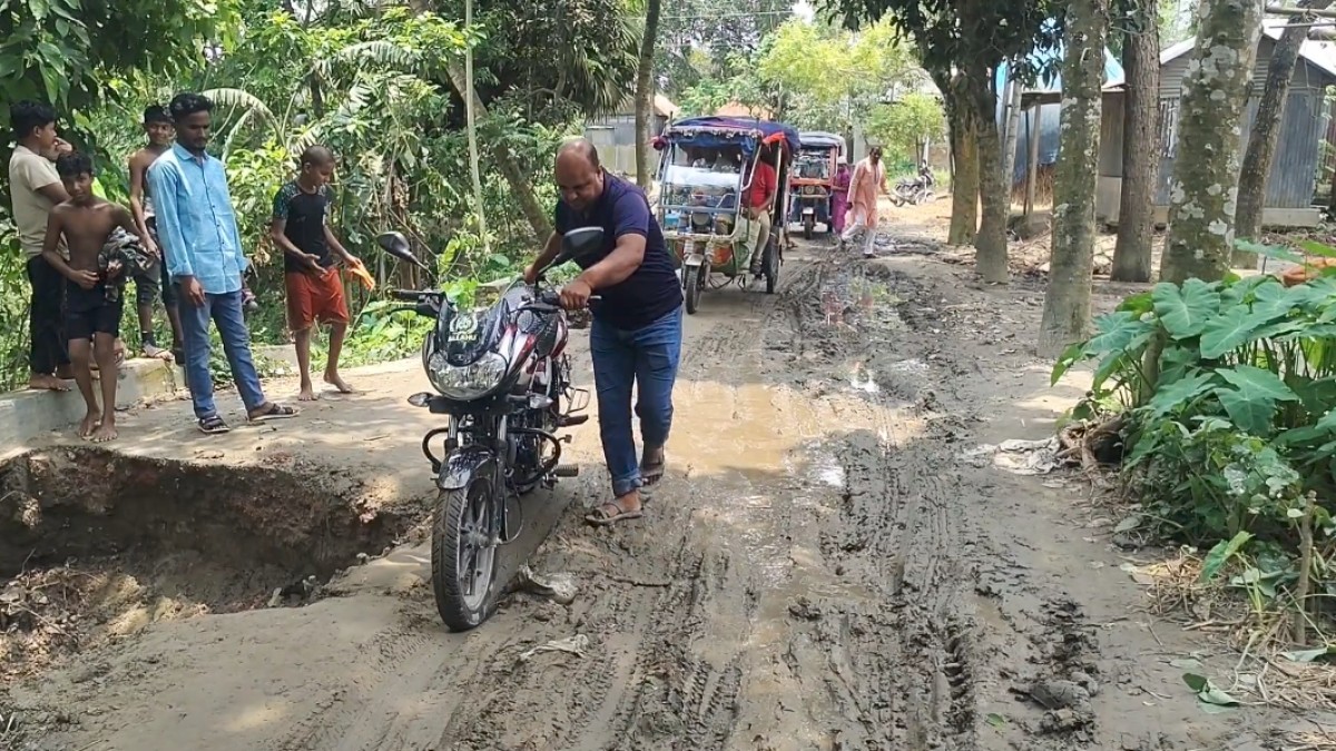 মাদারগঞ্জে ৪ কিলোমিটার সড়কে দুর্ভোগ, বৃষ্টিতে জমে পানি