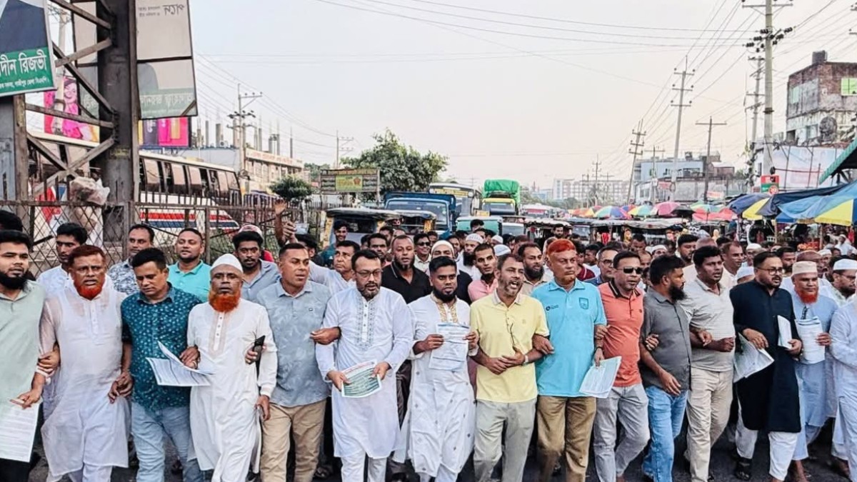 গাজীপুরের বাঘের বাজারে সার সংকট নিয়ে বিএনপির লিফলেট বিতরণ