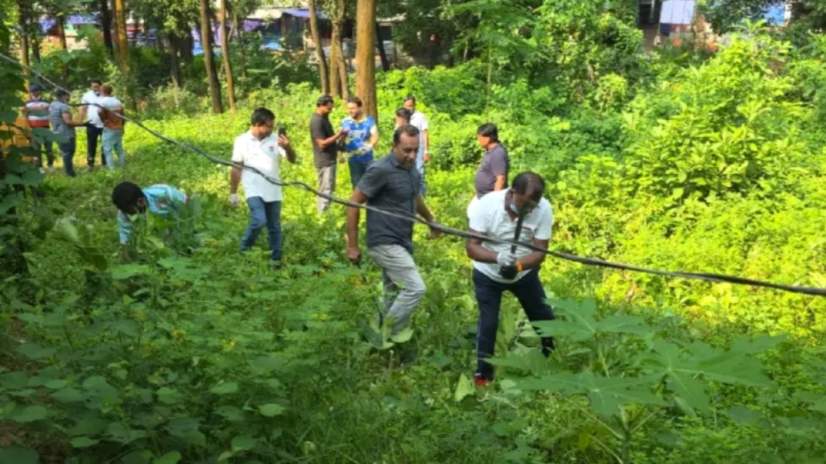 কালিয়াকৈর উপজেলার চন্দ্রা সরকারি কলেজের পরিবেশ উন্নয়ন ও পরিচ্ছন্নতা বজায় রাখতে পরিষ্কার-পরিচ্ছন্নতা অভিযান পরিচালনা করা হয়েছে।
