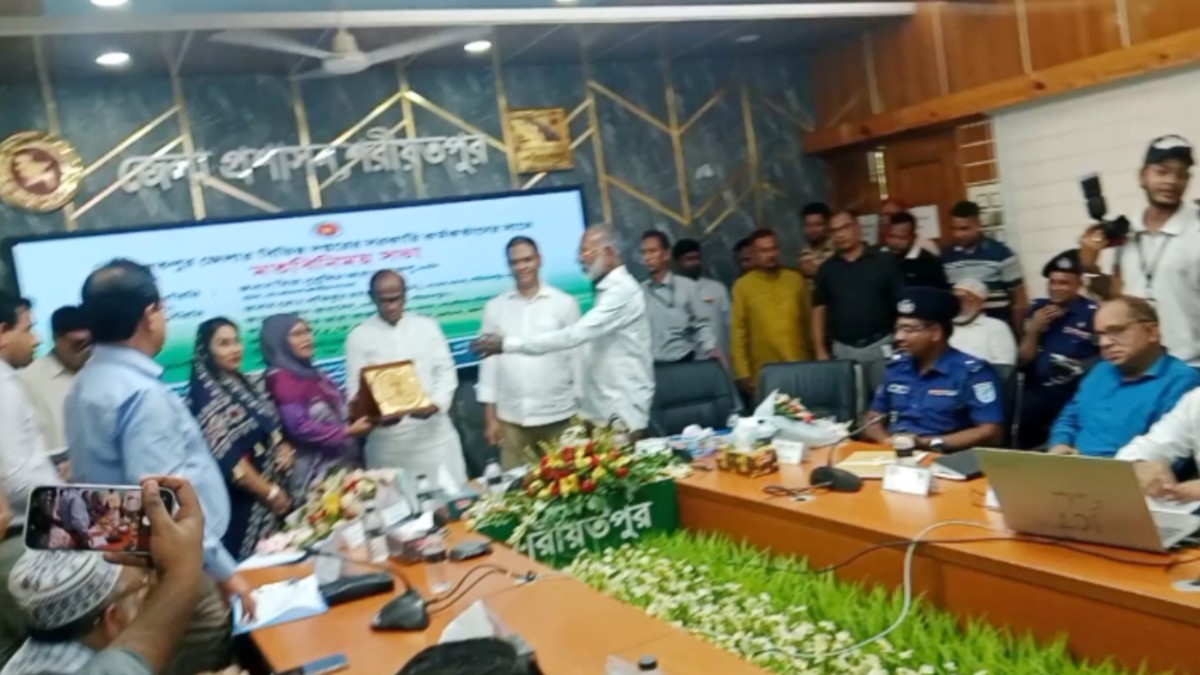 শরীয়তপুর জেলার বিভিন্ন সরকারি দপ্তরের কর্মকর্তাদের সাথে মতবিনিময় সভা
