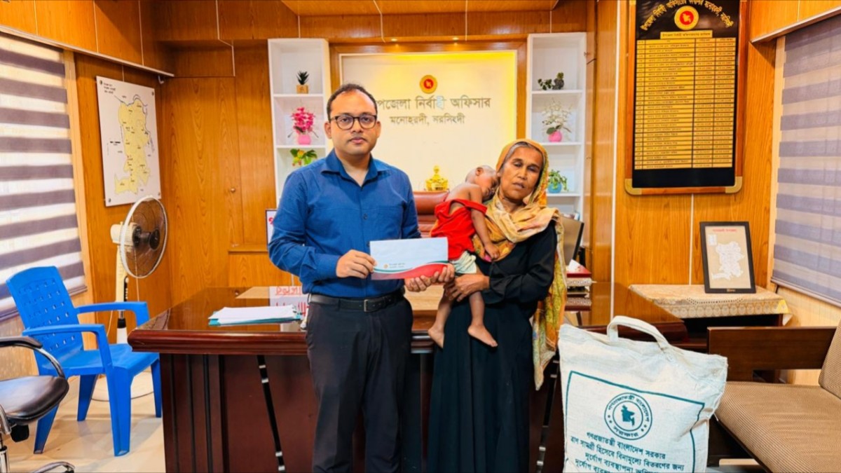 ব্রহ্মপুত্রের পাড়ে আমেনার ঝুপড়ি,অনাহারের সংসারে মনোহরদী উপজেলা প্রশাসনের মানবিক সহায়তা
