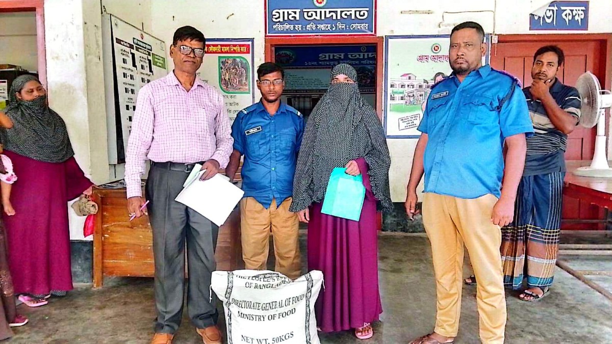 মণিরামপুরে ২৪৬ দুস্থ পরিবারের মাঝে ৩০ কেজি করে চাল বিতরণ। 