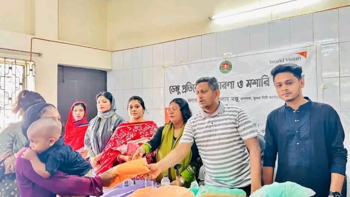 খুলনায় ডেঙ্গু প্রতিরোধে ঝুঁকিপূর্ণ পরিবারের মাঝে ওয়ার্ল্ড ভিশনের মশারি বিতরণ