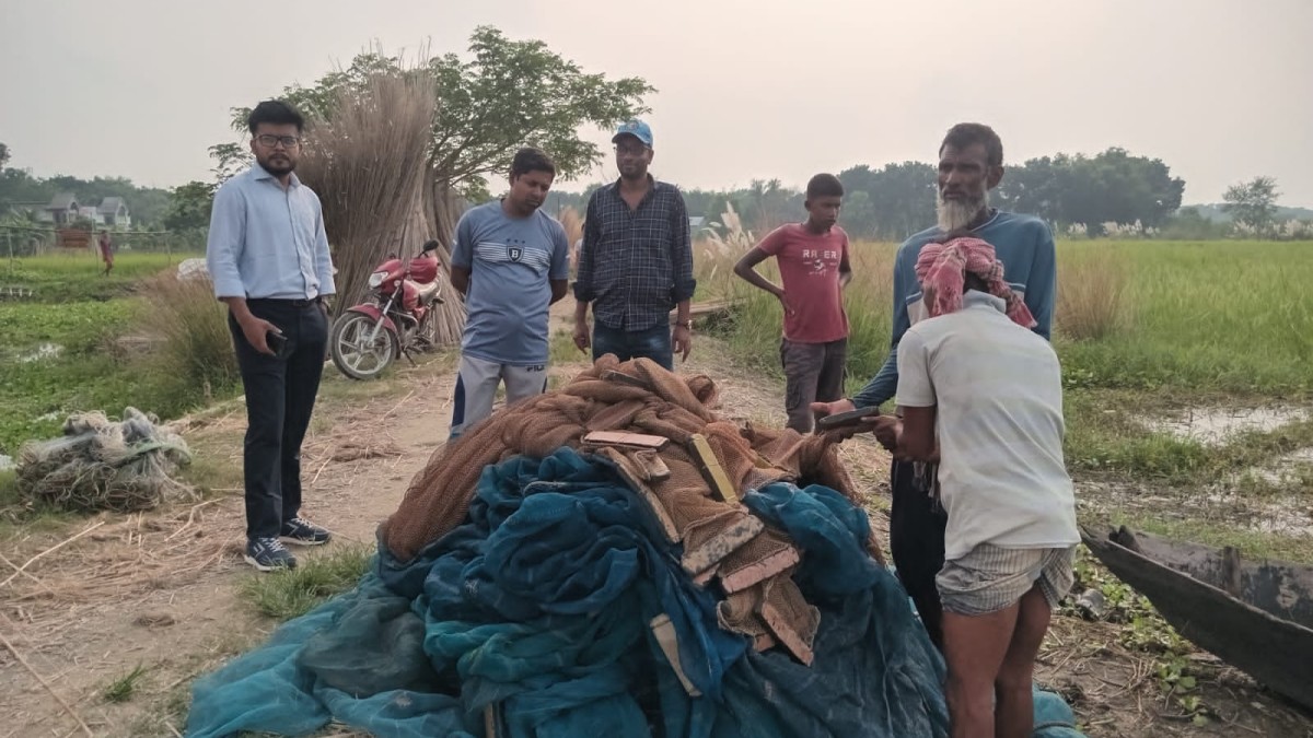 সদরপুরে অবৈধভাবে মাছ ধরার দায়ে দুই জেলের জেল ও জাল জব্দ