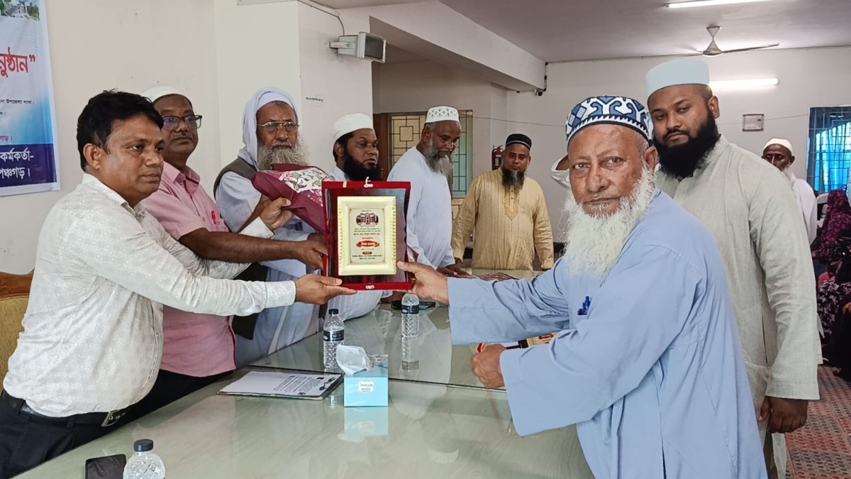 পঞ্চগড়ে অবসরপ্রাপ্ত তিন শিক্ষক ও দুই কেয়ারটেকারকে বিদায়ী সংবর্ধনা