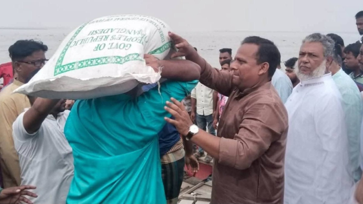 নদীভাঙনে ঘরহারা ২০০ পরিবারের মুখে স্বস্তি বিতরণ হলো জিআর চাল