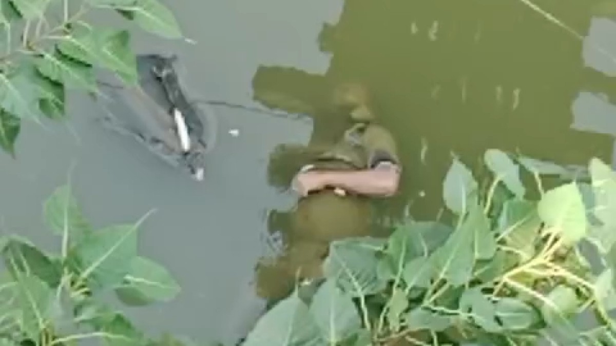আখাউড়ায় নদী থেকে অজ্ঞাত যুবকের মরদেহ উদ্ধার, পরিচয় শনাক্তের চেষ্টা।