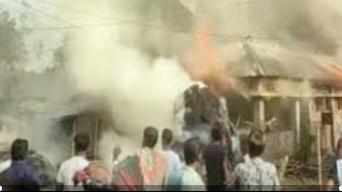 অগ্নিকান্ডে ১১ টি পরিবারের স্বপ্ন পুড়ে ছাই। 