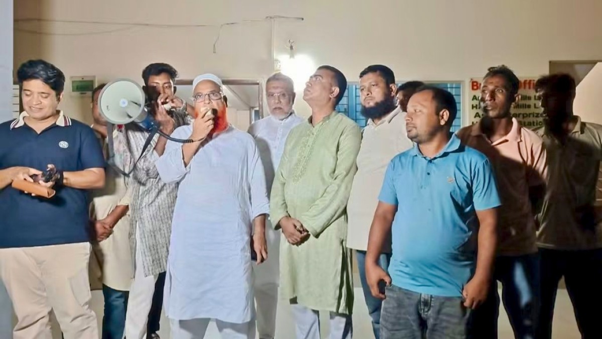 হাকিমপুর হিলিতে দীর্ঘদিন বন্ধ থাকার পর চালু হলো আরনু জুটমিল শ্রমিকদের আনন্দ উল্লাস।