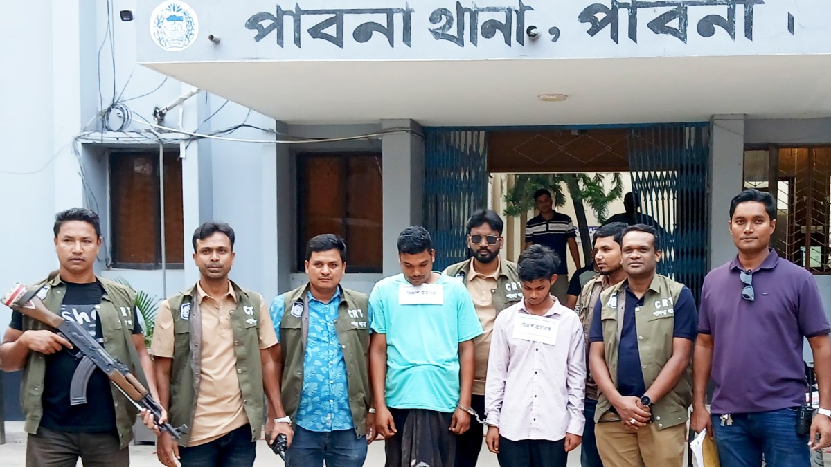 পাবনা থানার সিআরটি টিম কর্তৃক বিকাশ প্রতারক চক্রের ২ সদস্য গ্রেফতার।