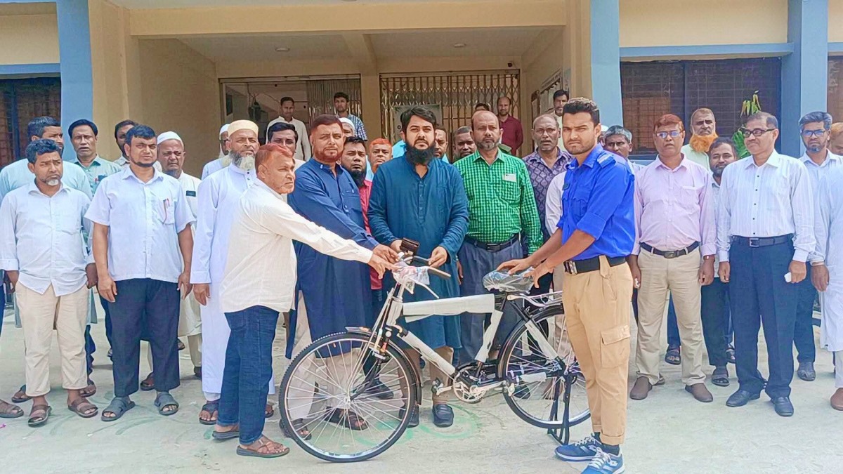 পোরশায় ৫১ গ্রাম পুলিশ পেলেন বাইসাইকেল