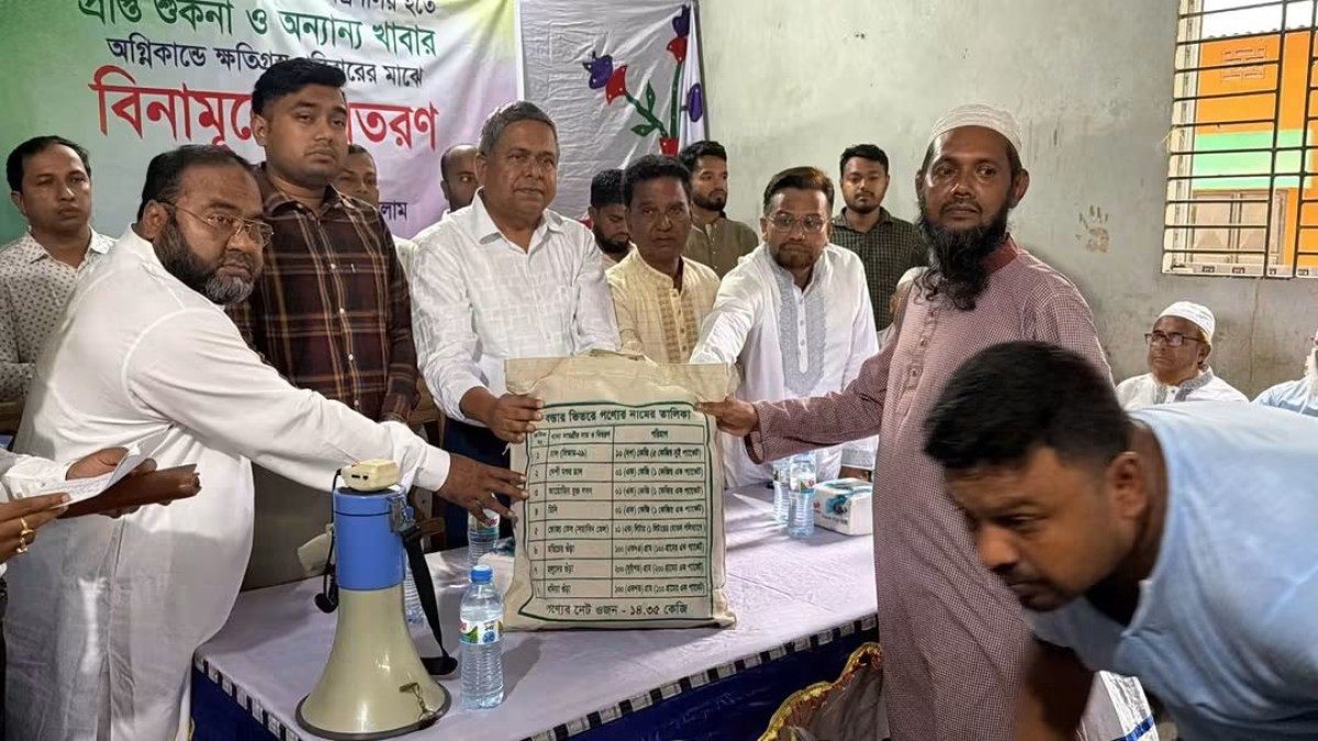 বানিয়ারচালায় অগ্নিকাণ্ডে ক্ষতিগ্রস্ত পরিবারের পাশে এমপি রফিকুল ইসলাম বাচ্চু