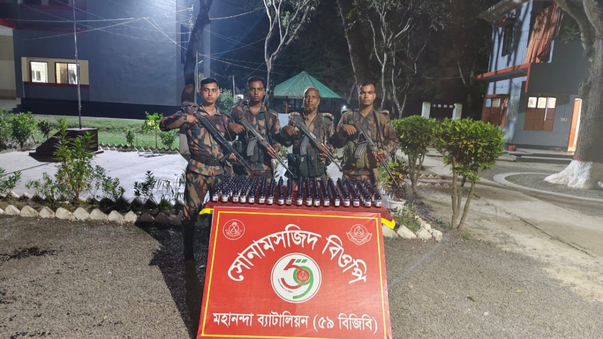 শিবগঞ্জে ৫৯ বিজিবি’র অভিযানে ১৬৩ বোতল নেশাজাতীয় সিরাপ উদ্ধার