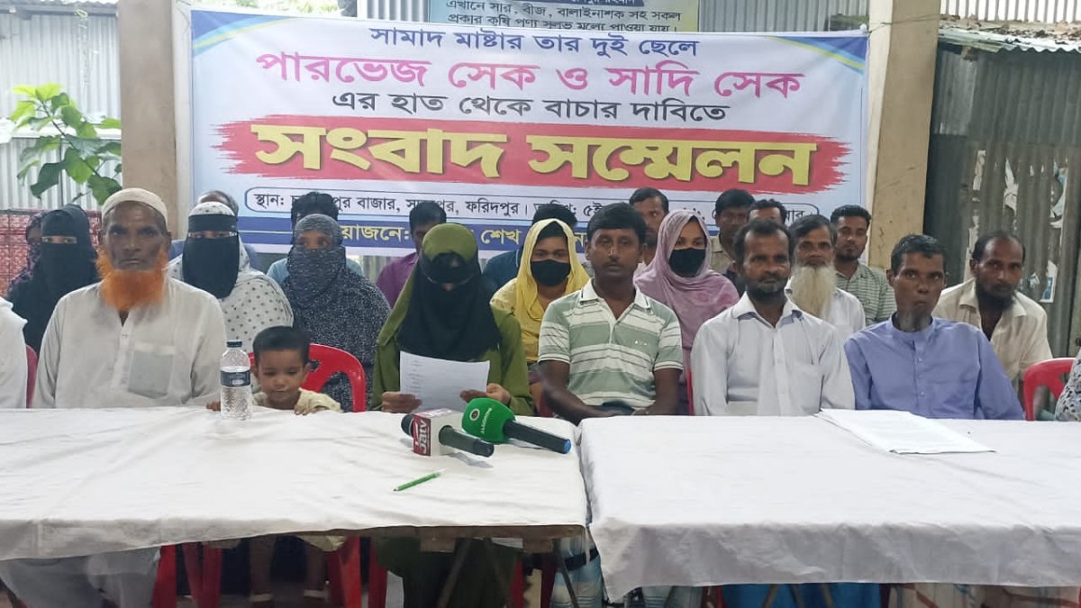 ফরিদপুরে সেই ৩০ শিক্ষার্থীর স্কুল ত্যাগ, সংবাদ সম্মেলনে কারণ জানালেন অভিভাবকেরা