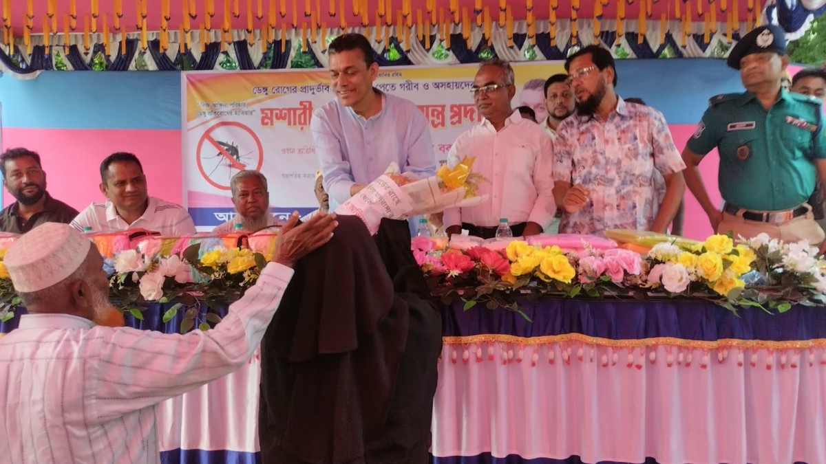 খুলনায় ডেঙ্গু প্রতিরোধে মশারী ও মশা নিধন যন্ত্র বিতরণ করলেন হুইপ রকিবুল ইসলাম বকুল
