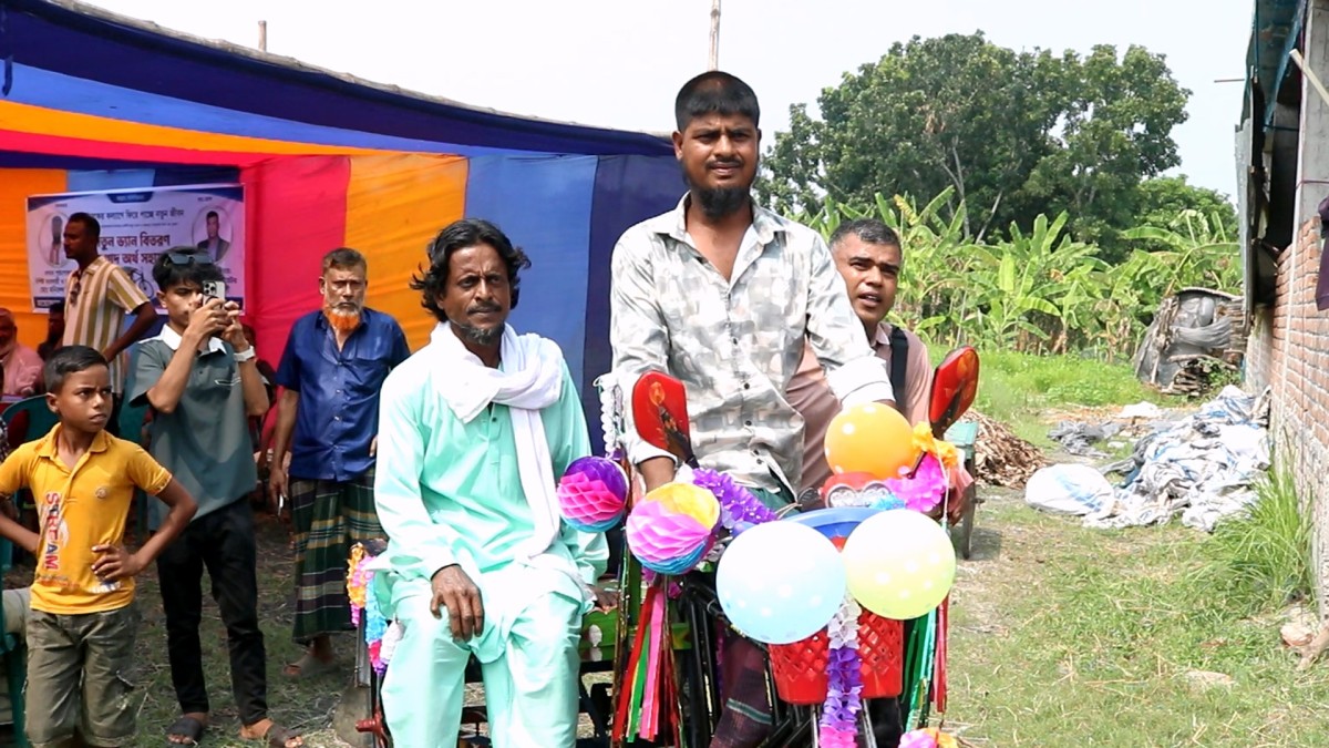 ভ্যান হারানোর ওয়াসিম পেলেন ভ্যান সাথে ৩০ জনকে নগদ সহায়তা
