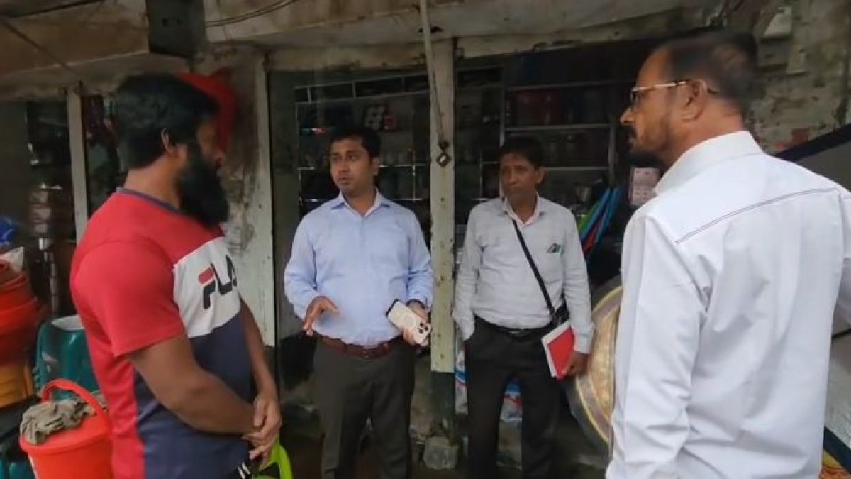 মনোহরদীতে এলপিজি গ্যাসের দোকানে মোবাইল কোর্ট, বেশি দামে বিক্রি করলে ব্যবস্থা