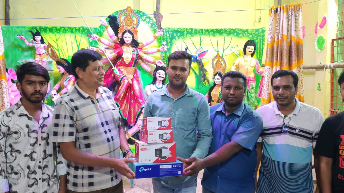 কালীগঞ্জে দুর্গাপূজা মন্দির ও এলাকাবাসীর নিরাপত্তায় সিসিটিভি স্থাপন করলেন শুভ আহমেদ জনি