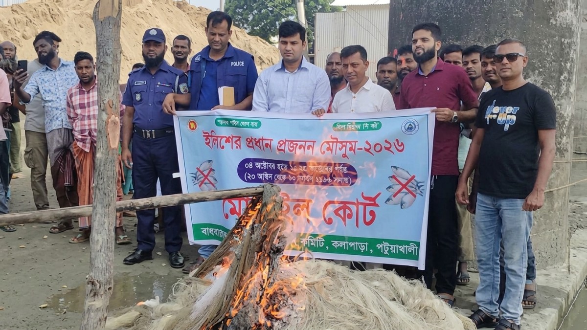 কলাপাড়ায় জাল-ট্রলারসহ দুই জেলে আটক, একজনকে জরিমানা