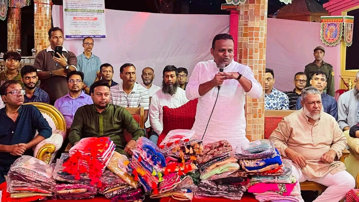 মেহেন্দিগঞ্জে সনাতন ধর্মাবলম্বীদের মাঝে বস্ত্র বিতরণ প্রতিমন্ত্রী রাজিব আহসান বললেন দেশটা আমাদের সবার