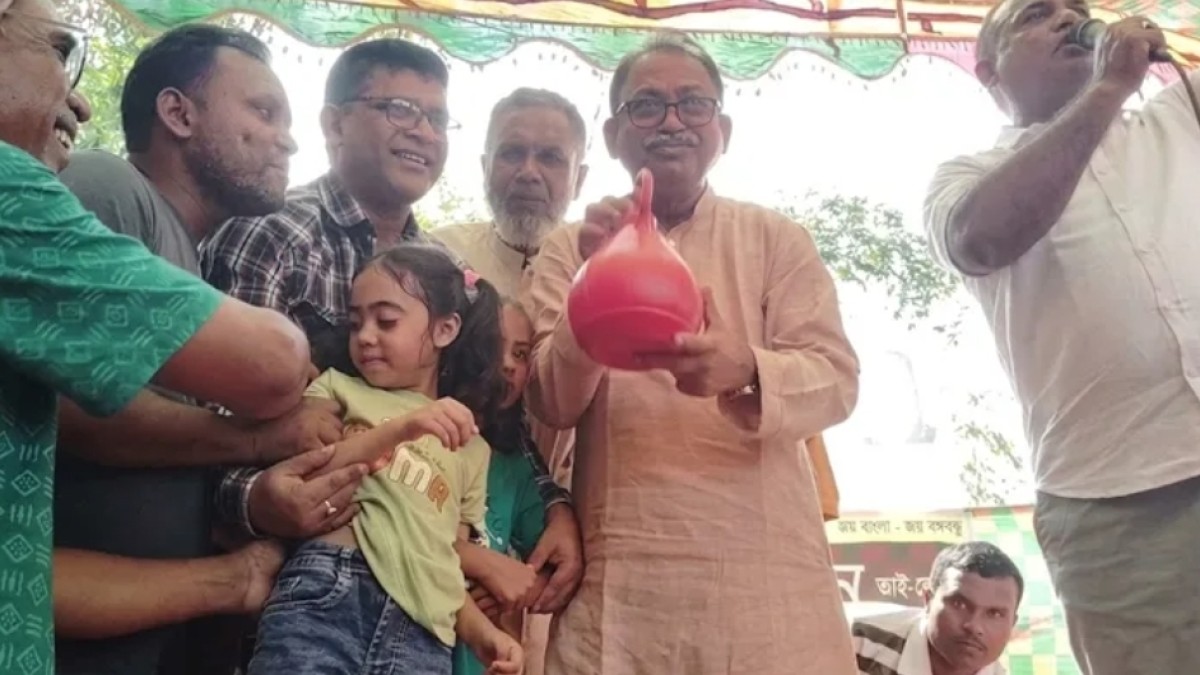 নিজেদের জমানো টাকা বিএনপি প্রার্থীকে তুলে দিল দুই শিশু, ভালোবাসায় আবেগাপ্লুত মির্জা ফয়সল। 