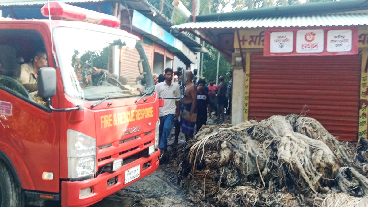  শরীয়তপুর ভেদেরগঞ্জ উপজেলা কোড়ালতলী এলাকায় আবু তালেবের পাটের গোডাউনে অগ্নিকাণ্ড 