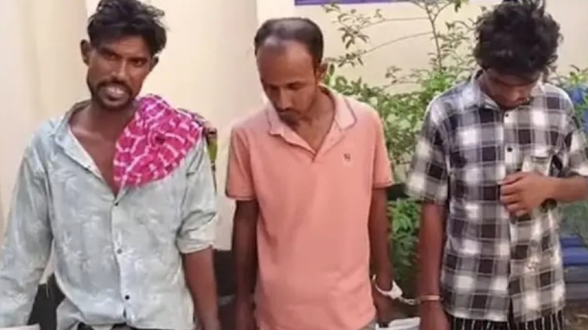 দেশীয় অস্ত্রসহ তিনজন গ্রেপ্তার। 