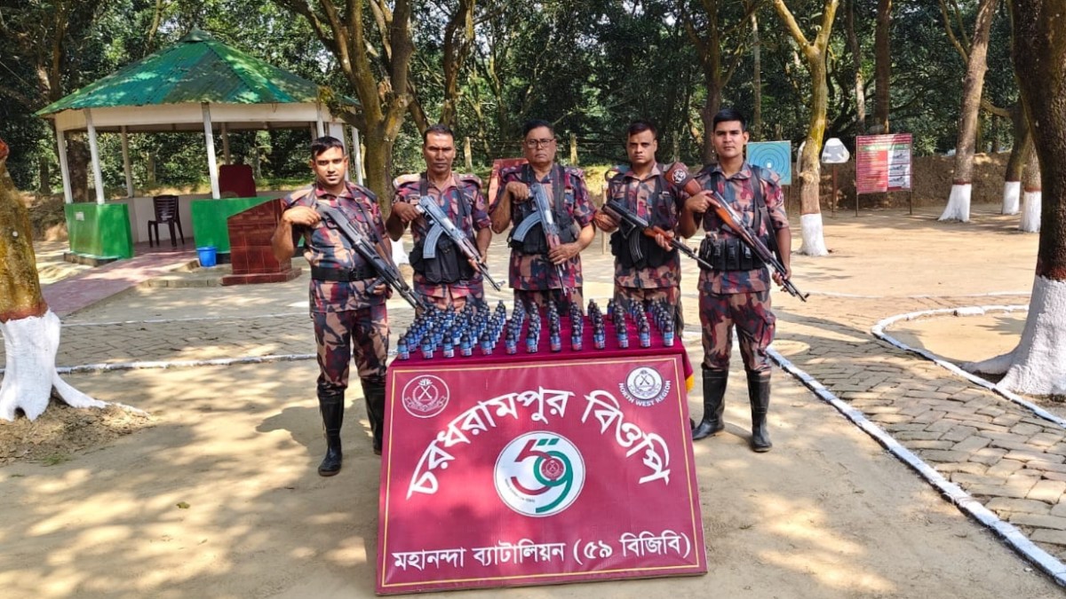 ভোলাহাট সীমান্তে ৫৯ বিজিবি’র অভিযানে ৯০ বোতল ফেনসিডিল জব্দ ​
