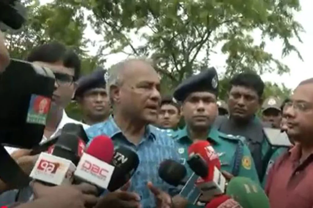 রায়েরবাজার গণকবরের ১১৪ জুলাই শহীদের মরদেহ তোলা হবে: স্বরাষ্ট্র উপদেষ্টা