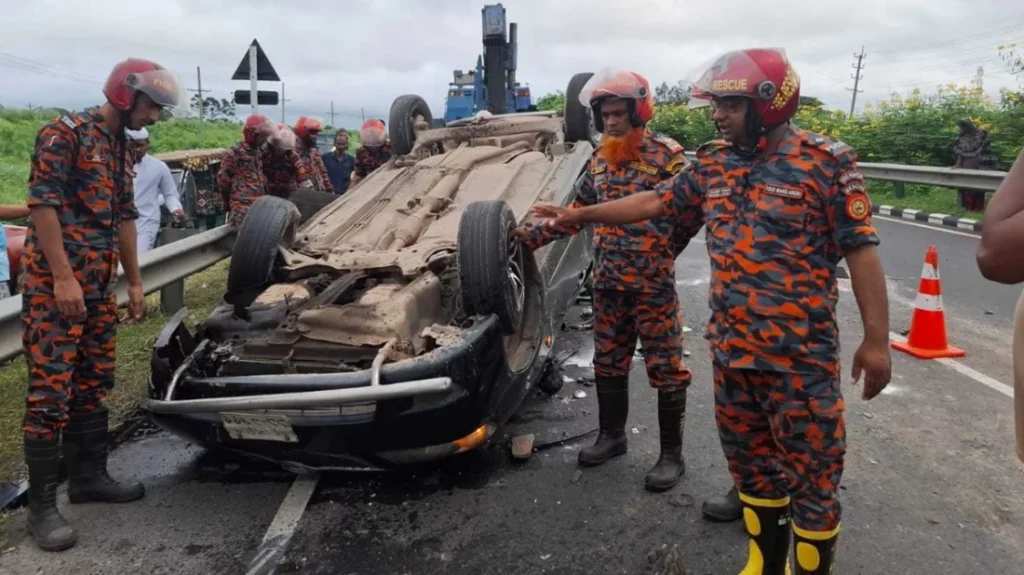 ঢাকা-মাওয়া এক্সপ্রেসওয়েতে উল্টে গেল প্রাইভেটকার, নিহত ৩