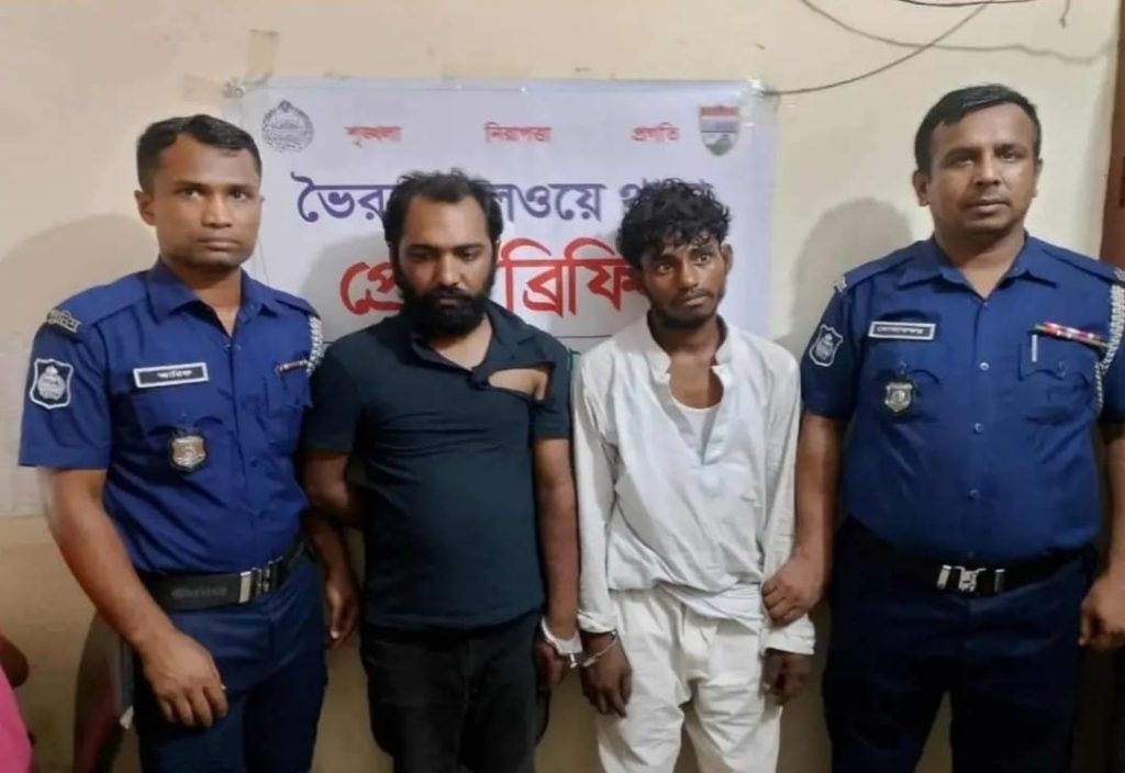 নরসিংদী রেলস্টেশনে ছিনতাইচেষ্টা: দুই ছিনতাইকারী আটক।