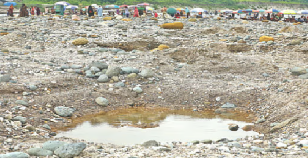 পাথর তোলায় রাজনৈতিক দলের ‘ঐকমত্য’, পরে লুট, ঘটল কীভাবে