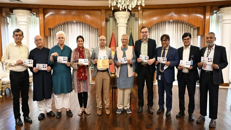 স্মারক ডাকটিকিট অবমুক্ত করলেন প্রধান উপদেষ্টা