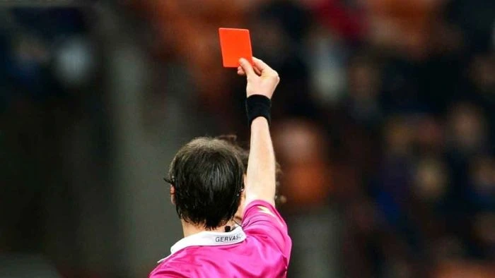 ফুটবলে দর্শককে লাল কার্ড দেখিয়ে নজীরবিহীন ঘটনার জম্ম দিলেন রেফারি