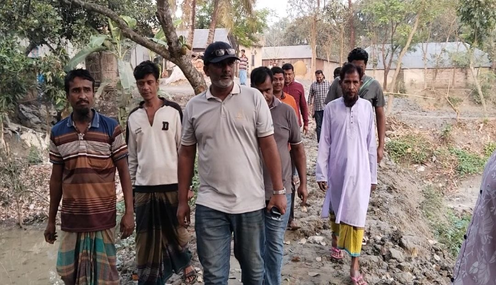 কটিয়াদীতে ২নং সহশ্রাম ধূলদিয়া ইউনিয়নে বাগপাড়া গ্রামের রাস্তা না থাকায় চরম ভোগান্তিতে গ্রামবাসী