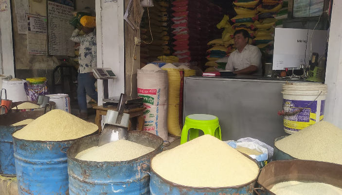 আমদানি বাড়লেও হিলিতে চালের দাম বেড়েছে কেজিতে ২-৩ টাকা