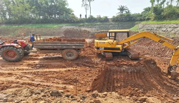 মনোহরদীতে ফসলি জমির মাটি কাটার দায়ে ভেক্যু মেশিন, ট্রলি ও ব্যাটারি জব্দ