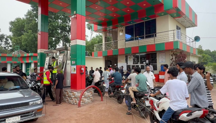 শিবচরে এ.এইচ.কে ফিলিং স্টেশনে ফুয়েল কার্ডে তেল বিতরণ শুরু, স্বস্তিতে বাইকাররা