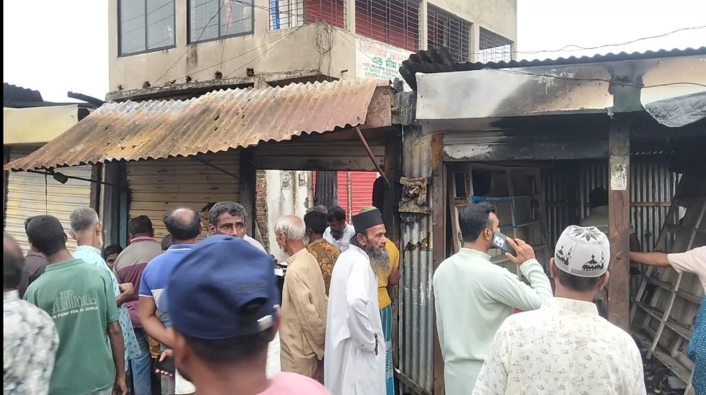 কসবায় আগুনে পুড়ল ৩ দোকান, সর্বস্বান্ত ব্যবসায়ীরা